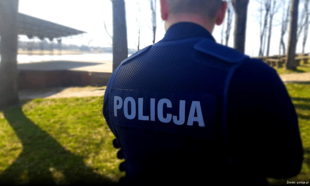 Kontrola autokarów przez wejherowskich policjantów w czasie ferii zimowych